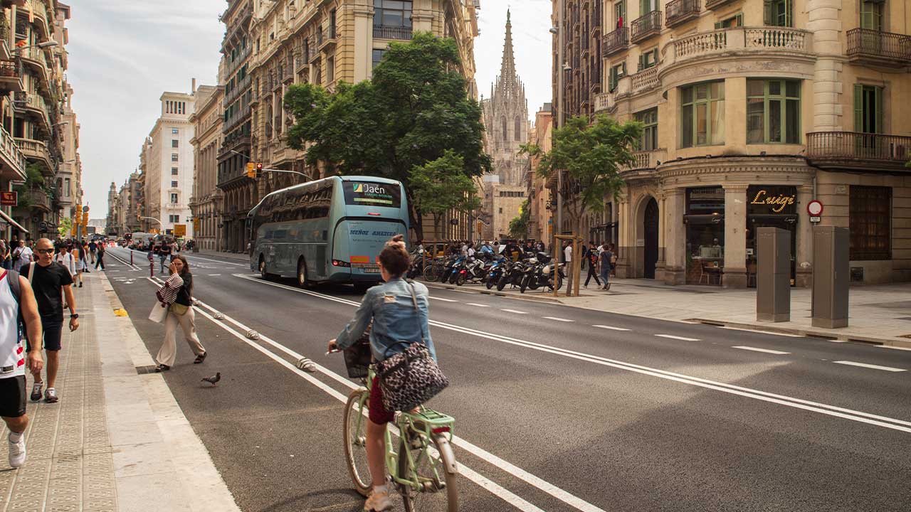 Carril bici en Gran Vía y Vía Augusta en Barcelona